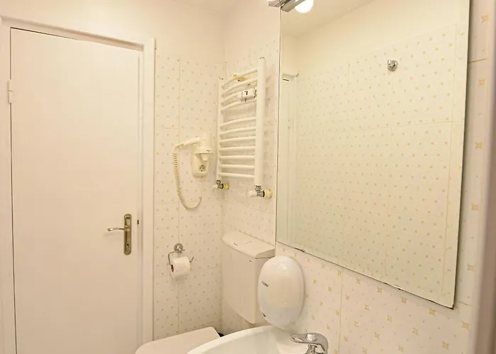 Libra - Two Bedrooms - 5 Guests - Next To Cismigiu Gardens Bucharest